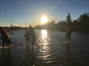 Disfrutando de los manantiales llenos de agua en el Arroyo Tanque Verde en Tucson